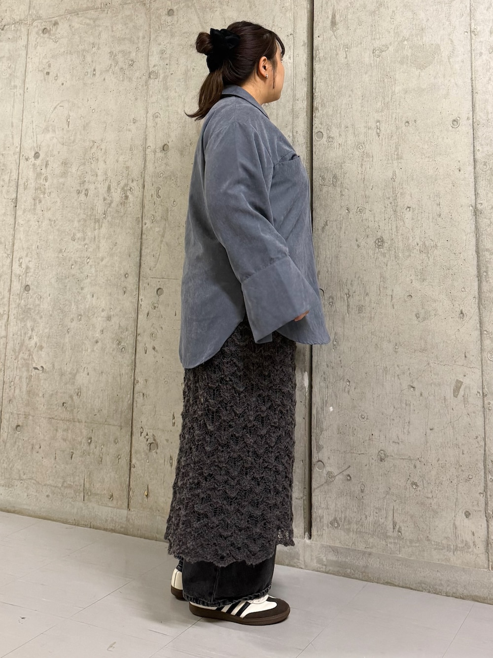 グレー系のシャツ/ブラウス、グレー系のスカートを着用したレディースの冬コーディネートの2枚目の写真