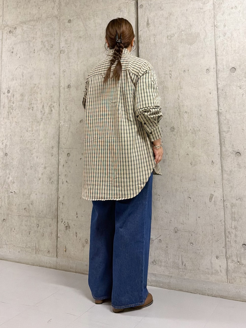 ベージュ系のシャツ/ブラウス、ブルー系のデニムパンツ、ブラウン系のサンダルを着用したレディースの夏コーディネートの2枚目の写真