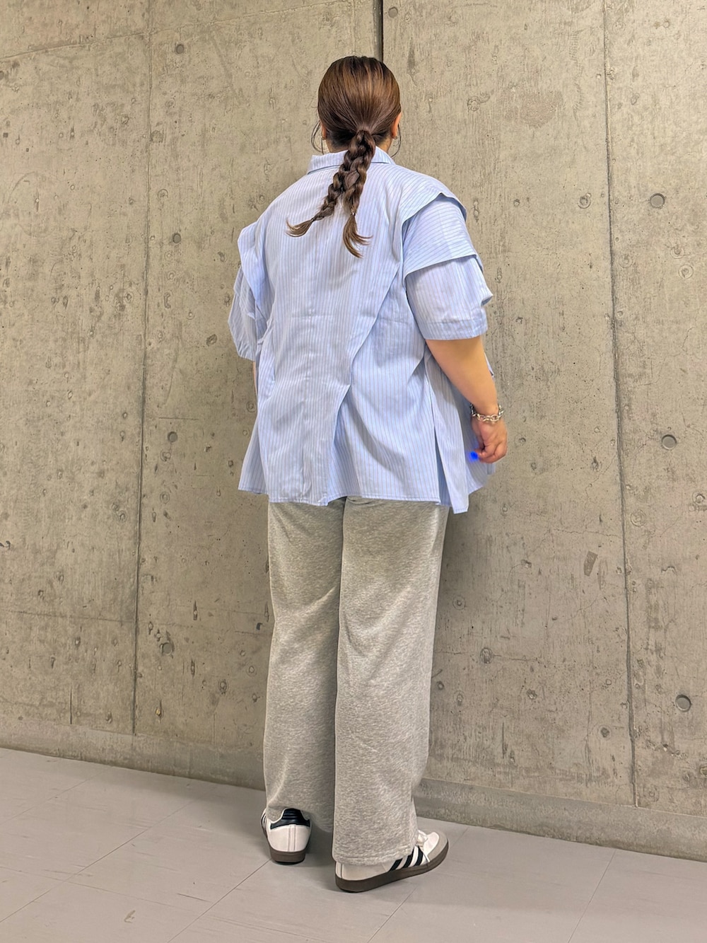 グレー系のその他パンツ、ブルー系のシャツ/ブラウスを着用したレディースの夏コーディネートの2枚目の写真