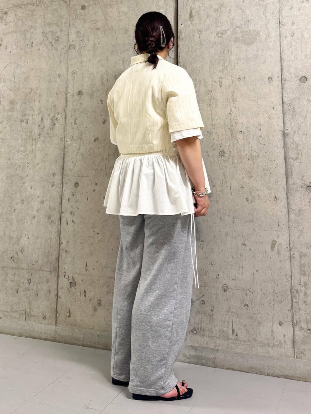 グレー系のその他パンツ、ブラック系のサンダル、ホワイト系のその他アウターを着用したレディースの夏コーディネートの2枚目の写真