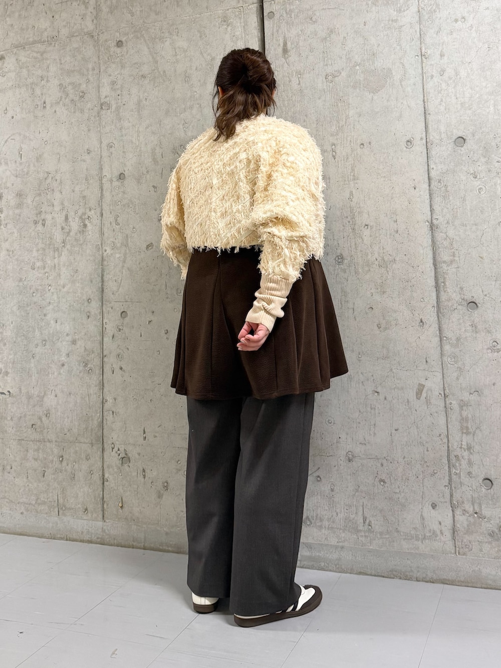 パープル系のカーディガン/ボレロ、ホワイト系のTシャツ/カットソー、ブラウン系のワンピースを着用したレディースの冬コーディネートの2枚目の写真