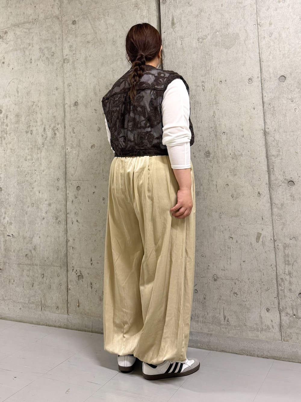 ホワイト系のTシャツ/カットソー、ブラウン系のシャツ/ブラウス、ベージュ系のその他パンツを着用したレディースの春コーディネートの2枚目の写真