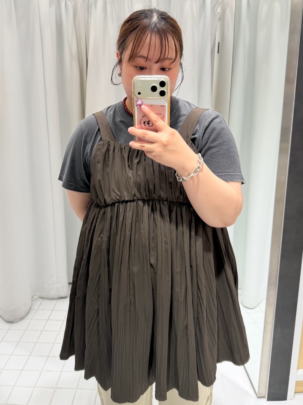 グレー系のTシャツ/カットソー、ブラウン系のワンピース、ベージュ系のその他パンツを着用したレディースの夏コーディネートの2枚目の写真