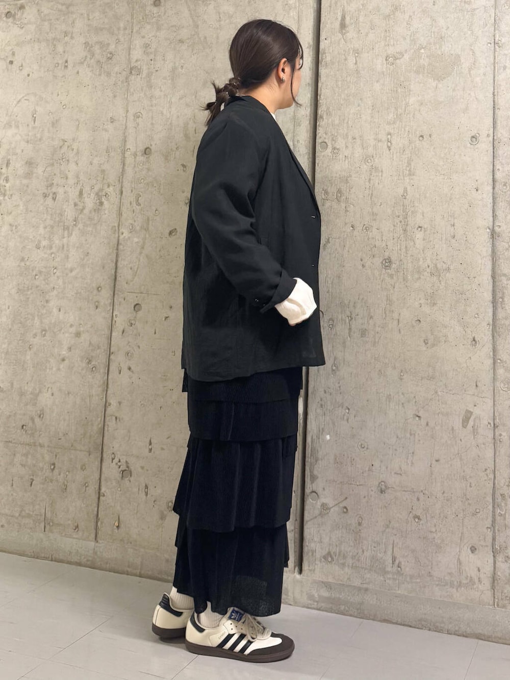 ホワイト系のTシャツ/カットソー、ブラック系のその他アウター、ブラック系のスカートを着用したレディースの春コーディネートの2枚目の写真