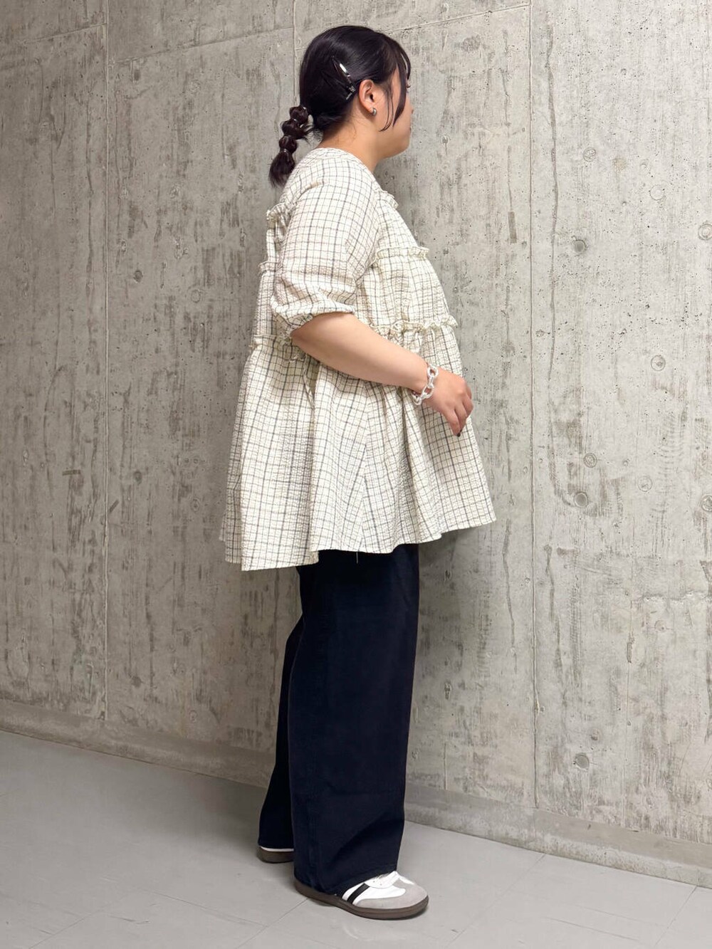 ベージュ系のワンピース、ブラック系のその他パンツを着用したレディースの夏コーディネートの2枚目の写真