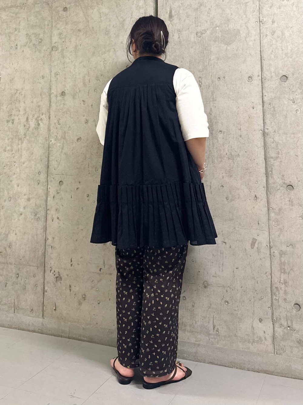 「ワンピース、大人カジュアル、カジュアル、Tシャツ、オーバーサイズ、花柄、サンダル、kbf_ootd、KBF、カットソー、パンツ、シューズ、シアー、フラワープリント、夏コーデ」｜「KBFのスリーブレスタックプリーツワンピース（ワンピース、ブラック系）」を使った、sakaiさん（レディース・158cm）の夏コーディネートの3枚目の写真