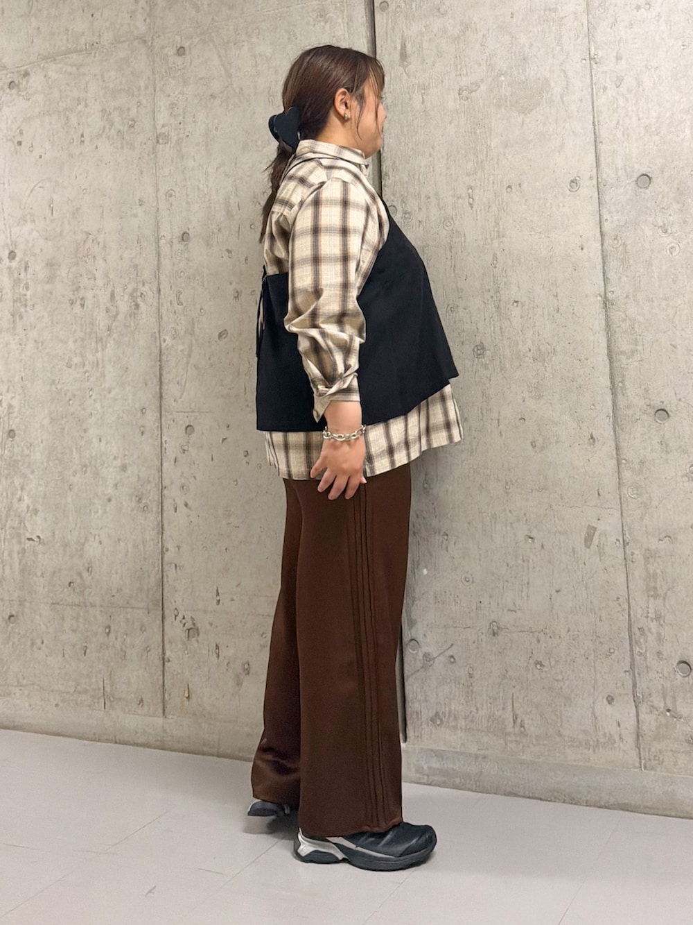 ベージュ系のシャツ/ブラウス、ブラウン系のその他パンツを着用したレディースの夏コーディネートの2枚目の写真
