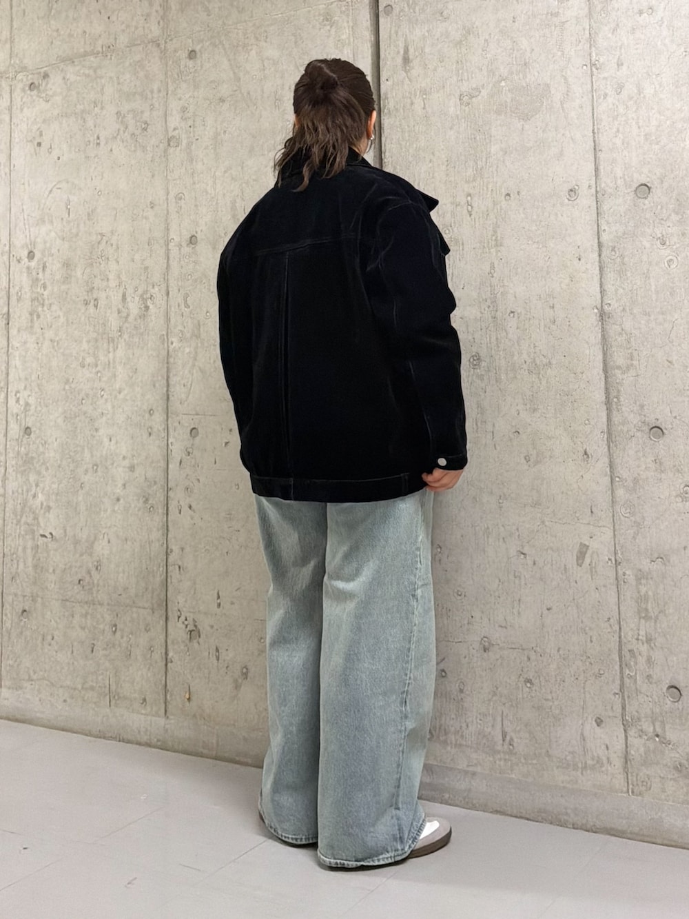 ブラック系のブルゾン、ベージュ系のシャツ/ブラウス、ブルー系のデニムパンツを着用したレディースの春コーディネートの3枚目の写真