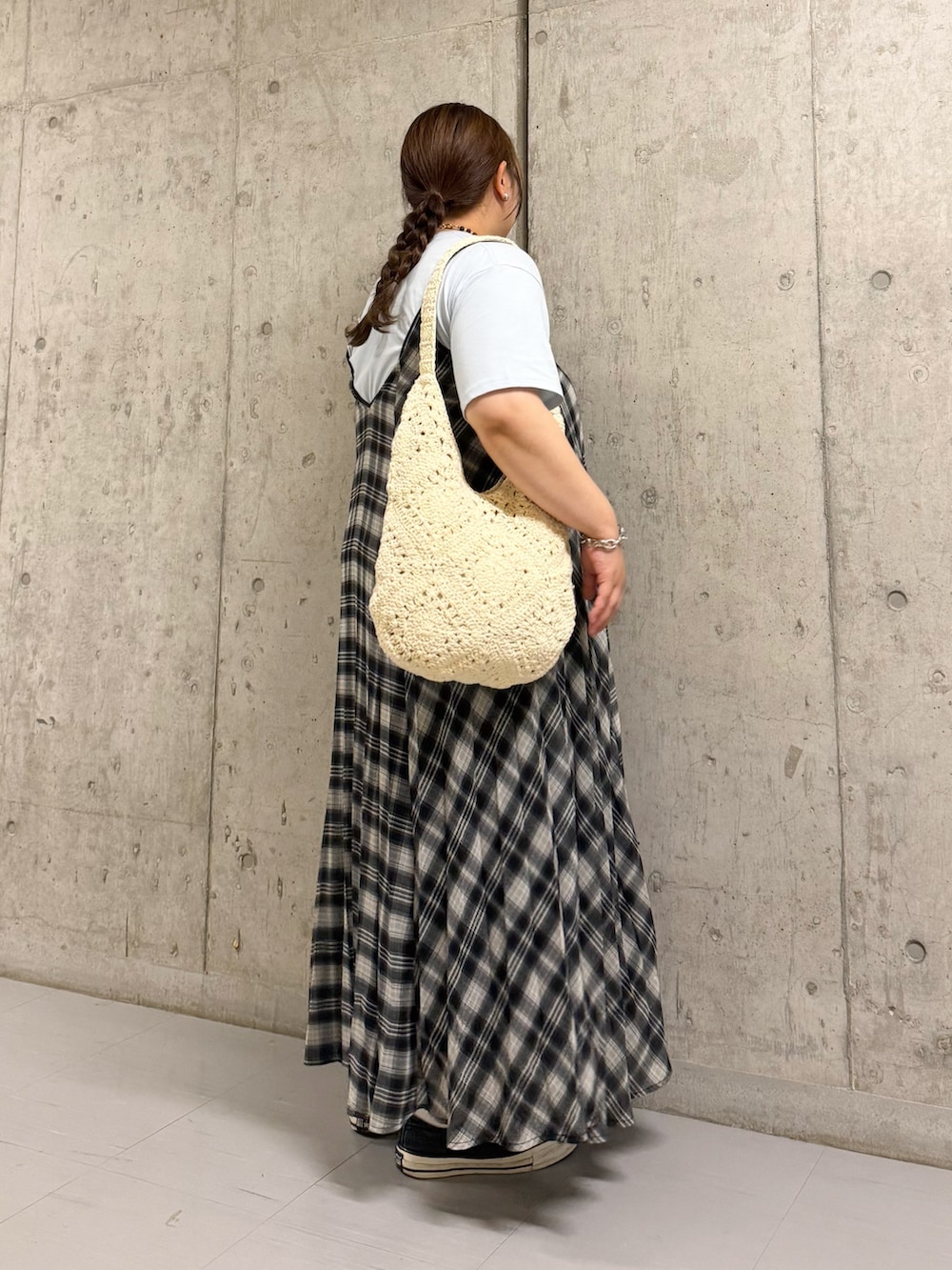 その他のTシャツ/カットソー、ブラック系のワンピース、ホワイト系のショルダーバッグを着用したレディースの夏コーディネートの2枚目の写真