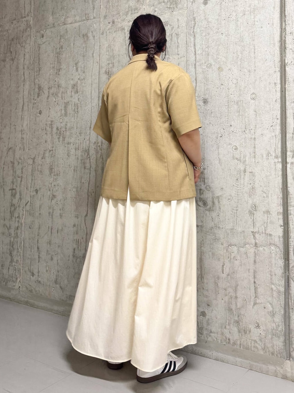 ベージュ系のその他アウター、ホワイト系のワンピースを着用したレディースの夏コーディネートの3枚目の写真