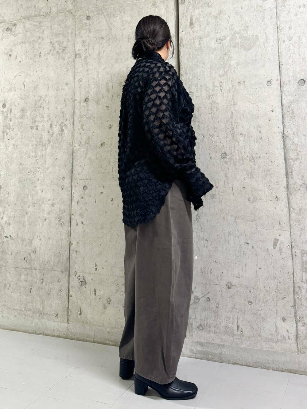 ブラック系のブーツ、グレー系のその他パンツ、ブラック系のシャツ/ブラウスを着用したレディースの秋コーディネートの2枚目の写真