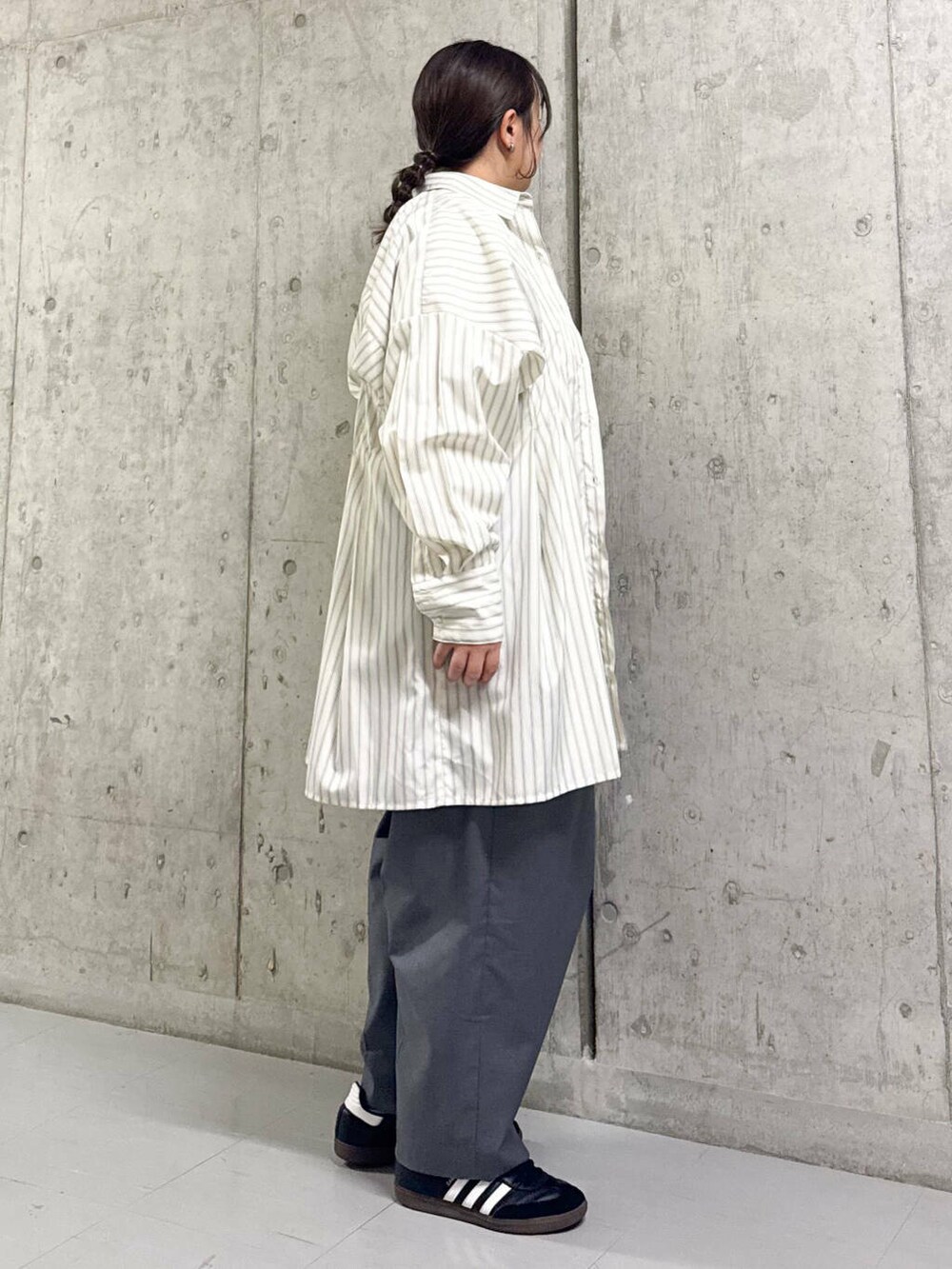 ホワイト系のTシャツ/カットソー、ベージュ系のワンピース、グレー系のその他パンツを着用したレディースの春コーディネートの2枚目の写真