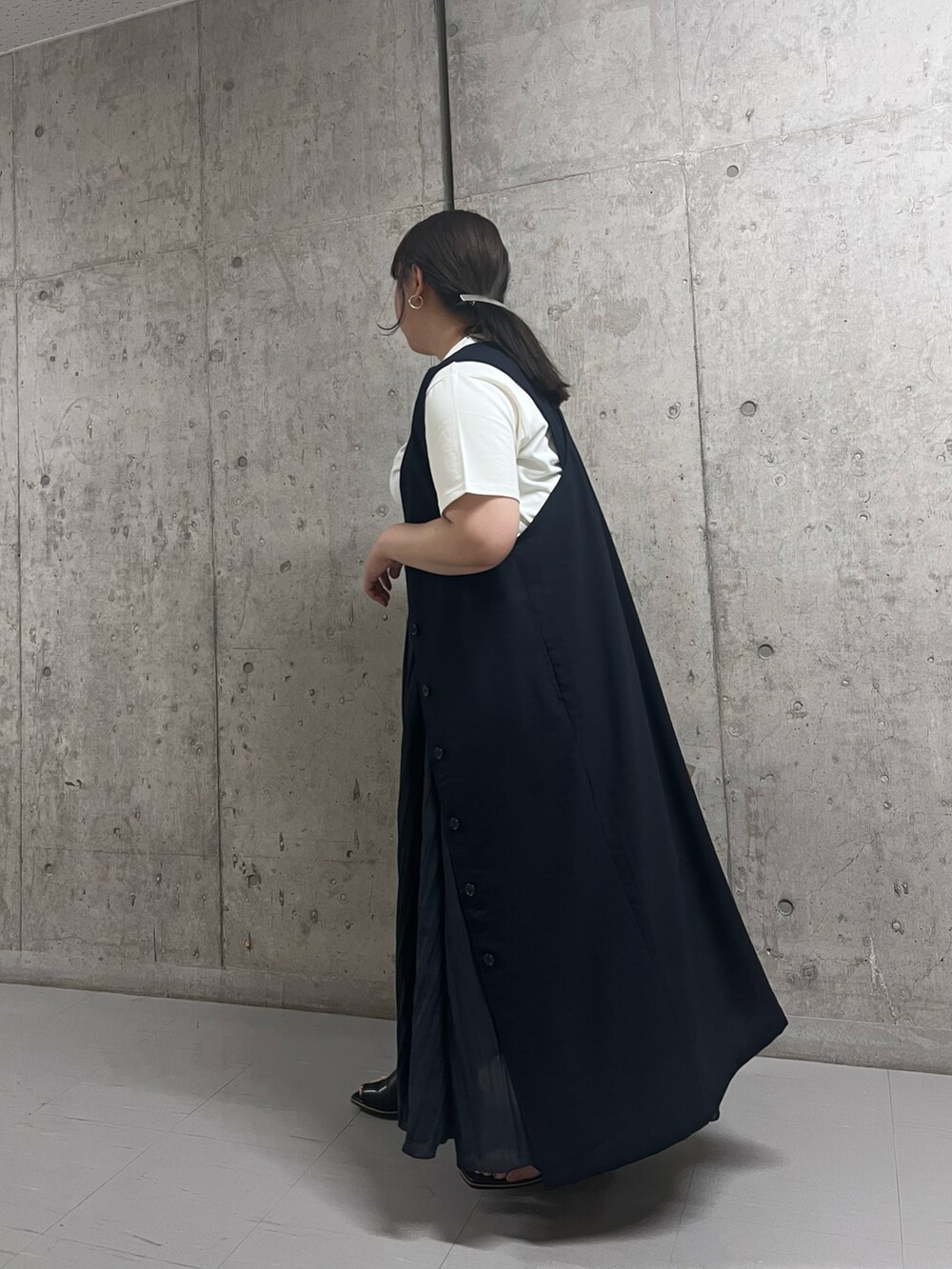 ホワイト系のTシャツ/カットソー、ブラック系のワンピース、ブラック系のサンダルを着用したレディースの夏コーディネートの2枚目の写真