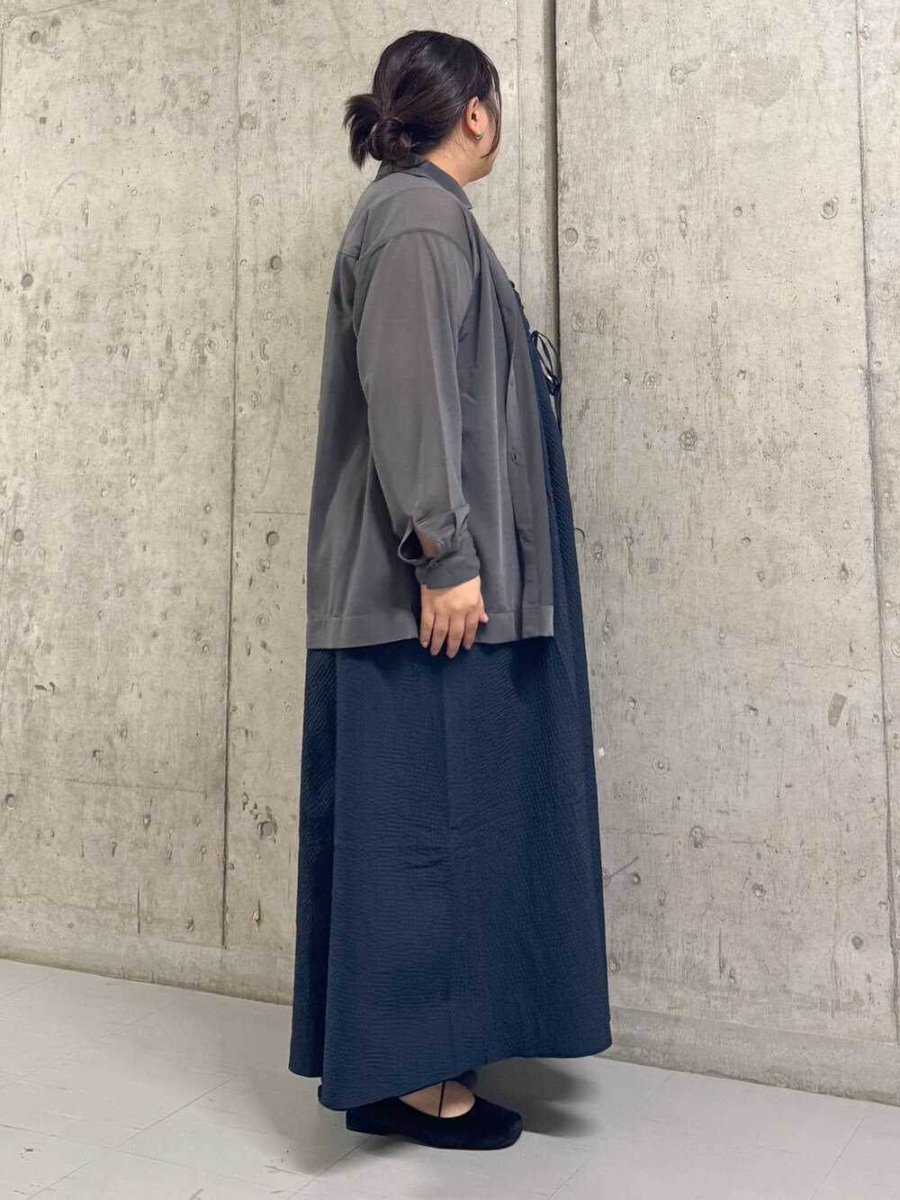 グレー系のシャツ/ブラウス、ブルー系のワンピース、ブラック系のバレエシューズを着用したレディースの夏コーディネートの2枚目の写真