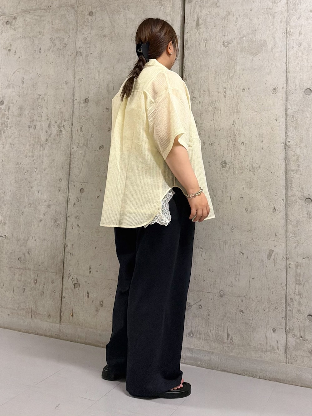 イエロー系のシャツ/ブラウス、ホワイト系のキャミソール、ブラック系のその他パンツを着用したレディースの夏コーディネートの2枚目の写真