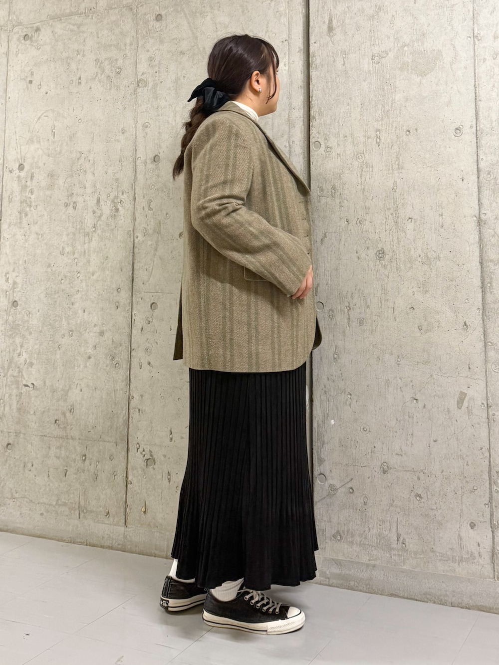 ブルー系のその他アウター、ブラック系のワンピースを着用したレディースの秋コーディネートの2枚目の写真