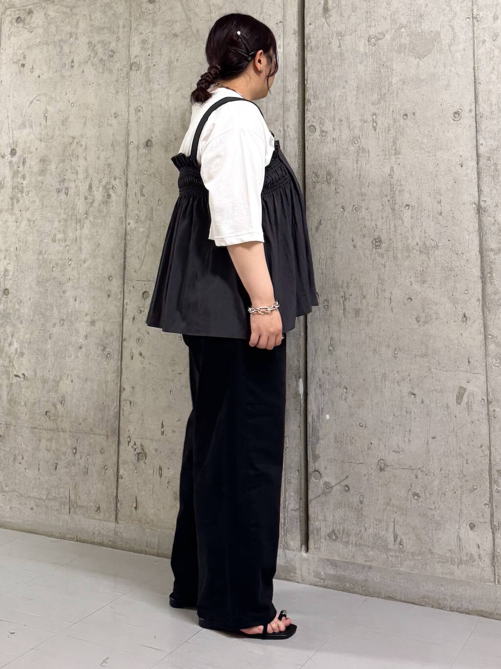 ブラック系のその他パンツ、ブラック系のサンダル、グレー系のシャツ/ブラウスを着用したレディースの夏コーディネートの2枚目の写真