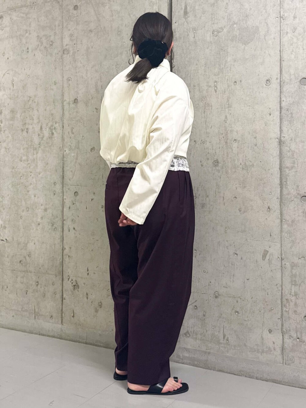 レッド系のその他パンツ、ホワイト系のTシャツ/カットソー、ホワイト系のシャツ/ブラウスを着用したレディースの春コーディネートの2枚目の写真