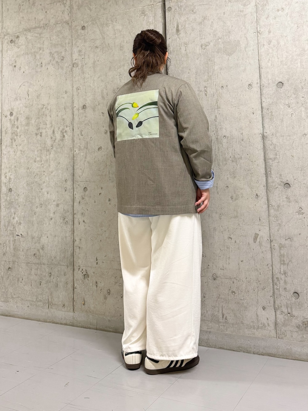 ベージュ系のその他アウター、ホワイト系のその他パンツ、ブルー系のシャツ/ブラウスを着用したレディースの冬コーディネートの2枚目の写真