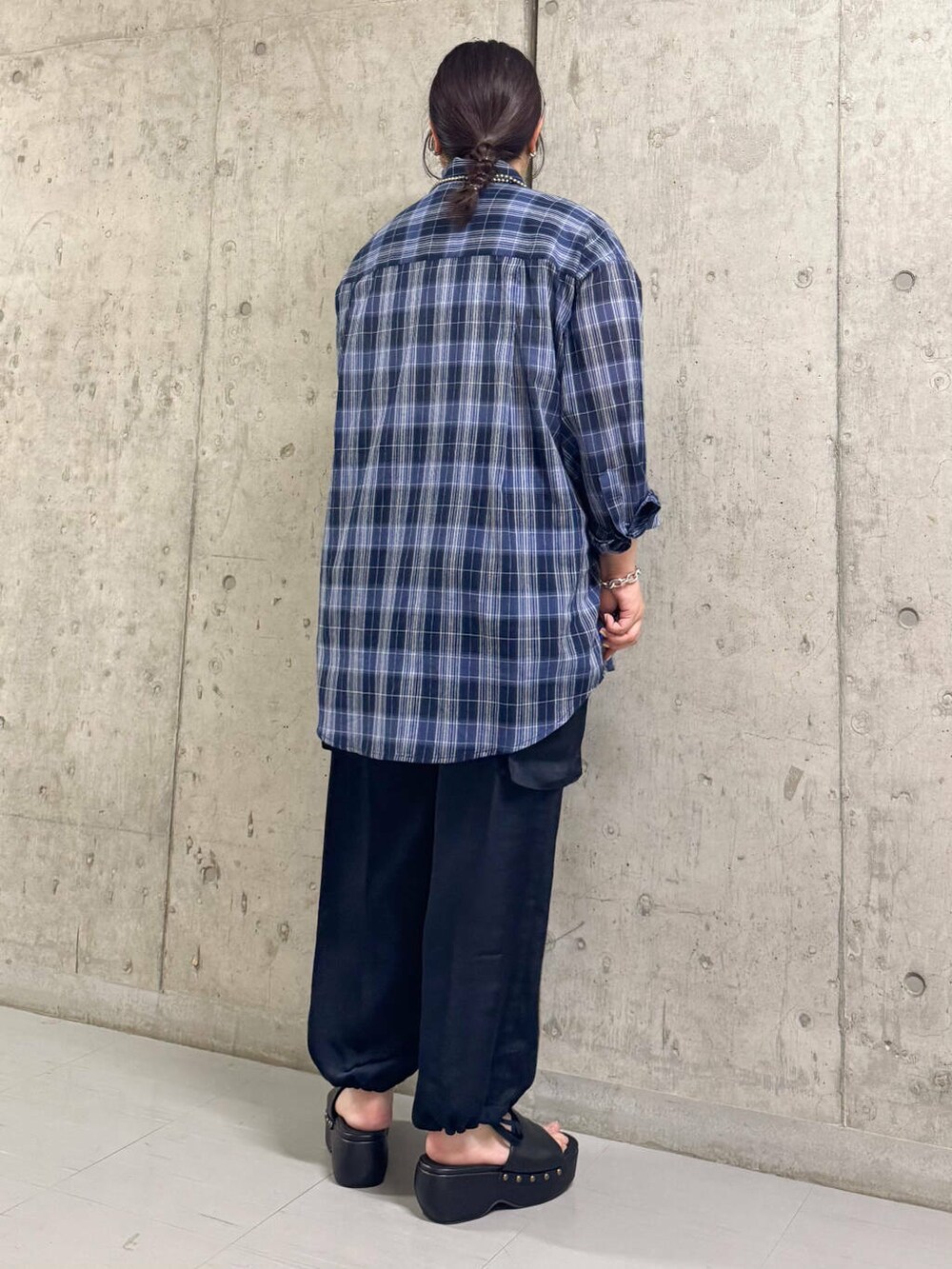 ブルー系のシャツ/ブラウス、ブルー系のその他パンツ、ブラック系のサンダルを着用したレディースの春コーディネートの3枚目の写真