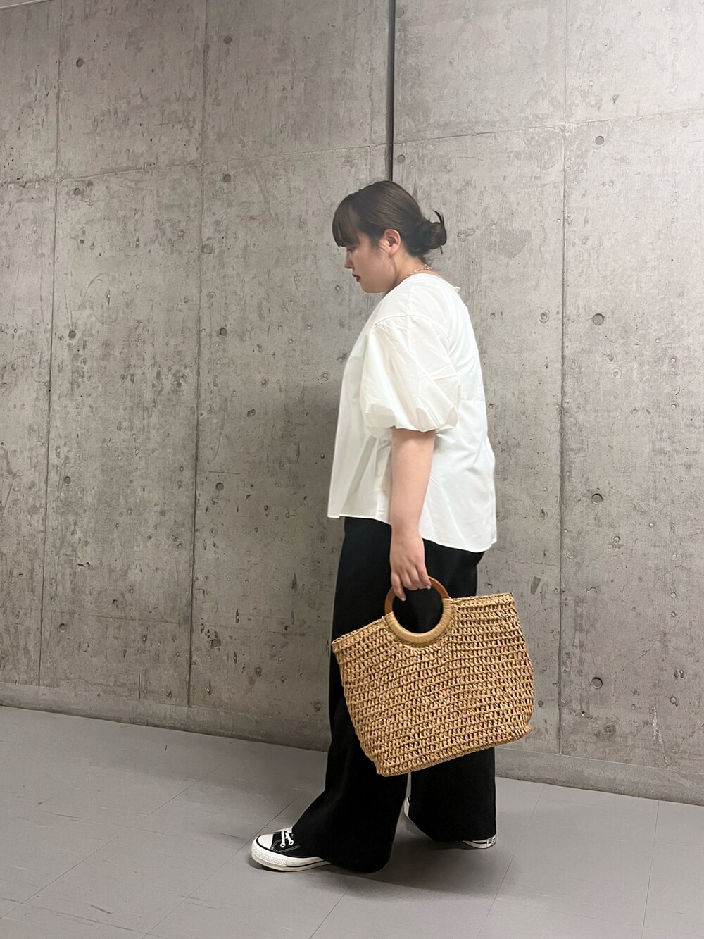 ホワイト系のシャツ/ブラウス、ベージュ系のトートバッグ、ブラック系のスニーカーを着用したレディースの春コーディネートの3枚目の写真