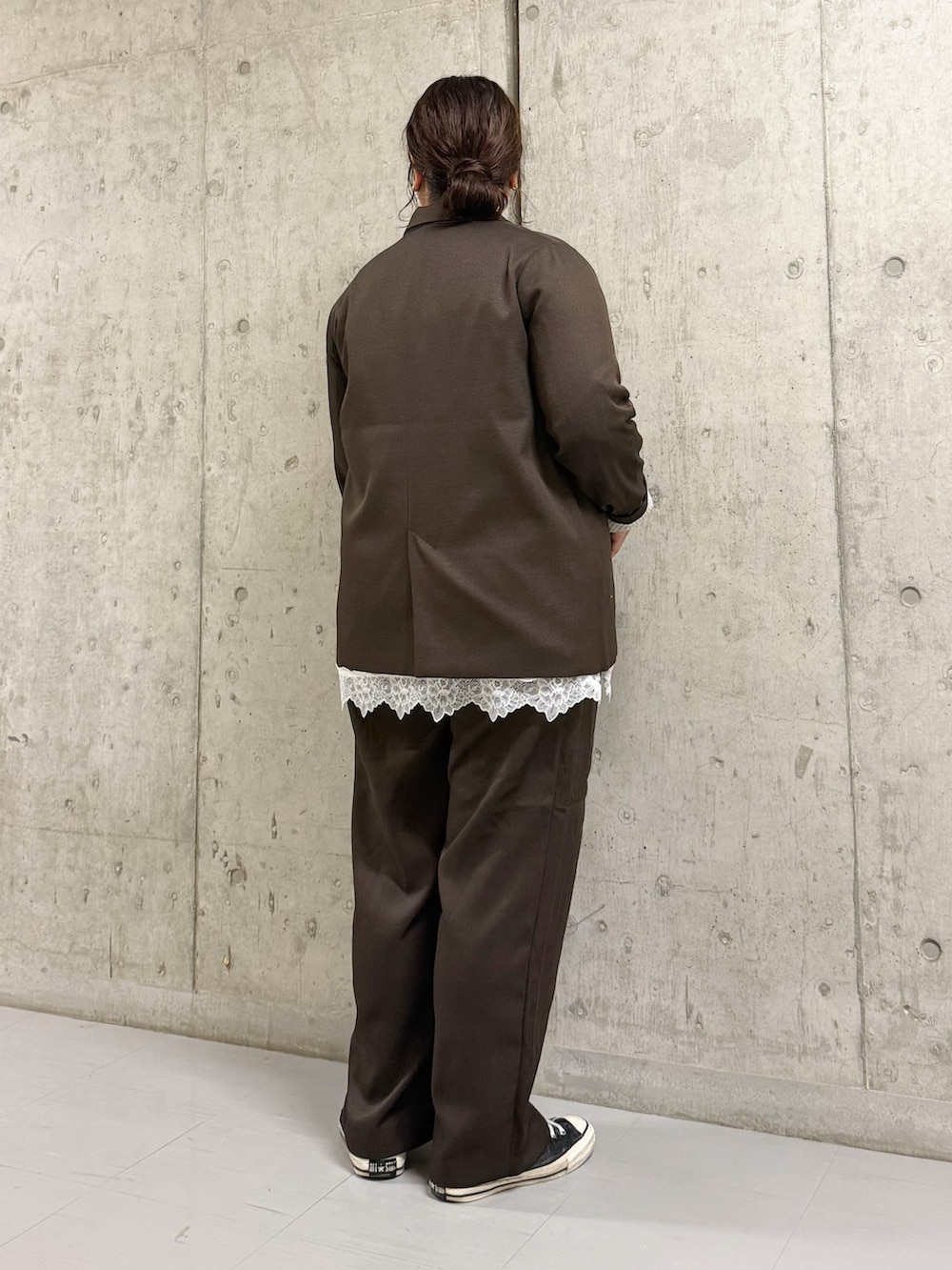 ブラウン系のその他アウター、ホワイト系のキャミソール、ブラウン系のその他パンツを着用したレディースの秋コーディネートの2枚目の写真
