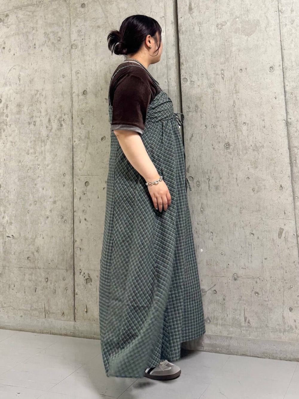 「ワンピース、キャミワンピース、大人カジュアル、チェック、カジュアル、オーバーサイズ、ベロア、kbf_ootd、KBF、カットソー、シアー、夏コーデ、夏、シアートップス、ワンピースコーデ」｜「KBFのドロストチェックキャミワンピース（ワンピース、グリーン系）」を使った、sakaiさん（レディース・158cm）の夏コーディネートの2枚目の写真