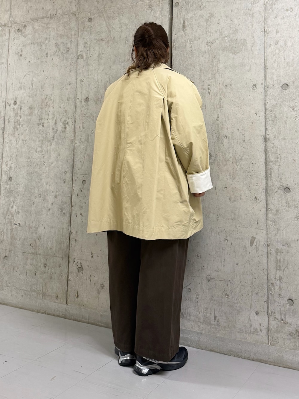 ベージュ系のその他アウター、ブラウン系のショルダーバッグ、ホワイト系のシャツ/ブラウスを着用したレディースの春コーディネートの3枚目の写真