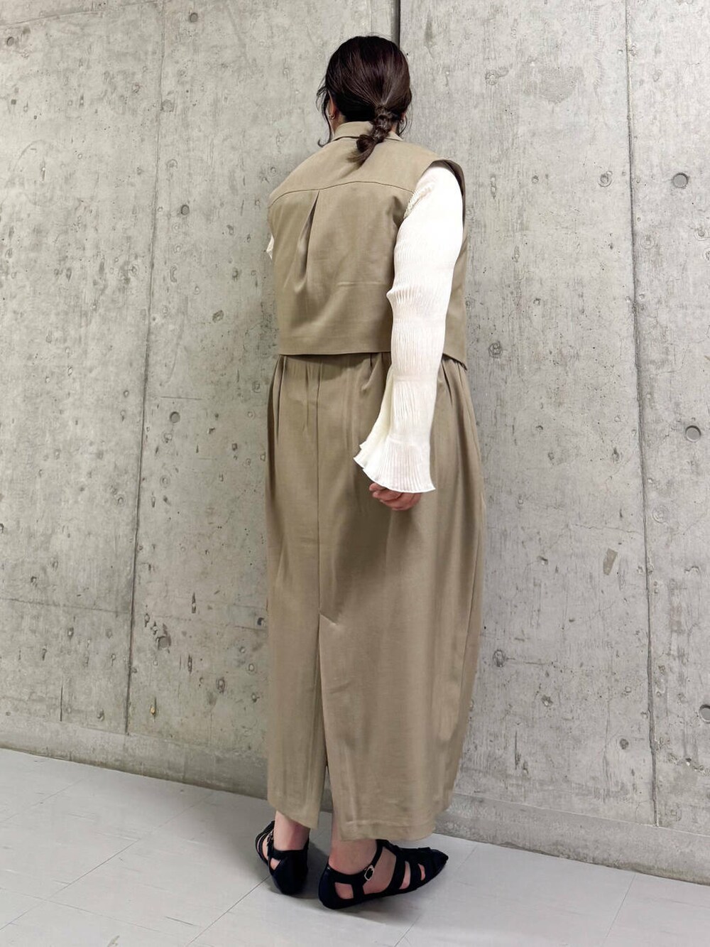 「ベスト、オーバーサイズ、ロングスカート、スカート、ブラウス、kbf_ootd、KBF、春コーデ、春、newarrival、休日スタイル、プリーツ、きれいめコーデ、大人コーデ、スカートコーデ」｜「KBFのマジョリカプリーツブラウス（シャツ/ブラウス、ホワイト系）」を使った、sakaiさん（レディース・158cm）の春コーディネートの2枚目の写真