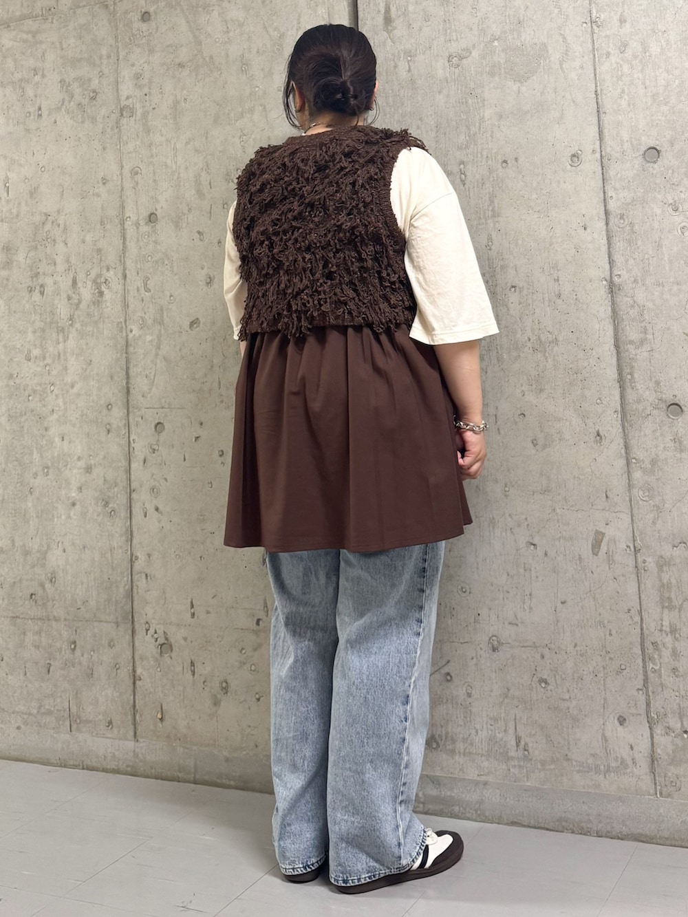 イエロー系のTシャツ/カットソー、ブラウン系のワンピース、ブルー系のデニムパンツを着用したレディースの夏コーディネートの3枚目の写真