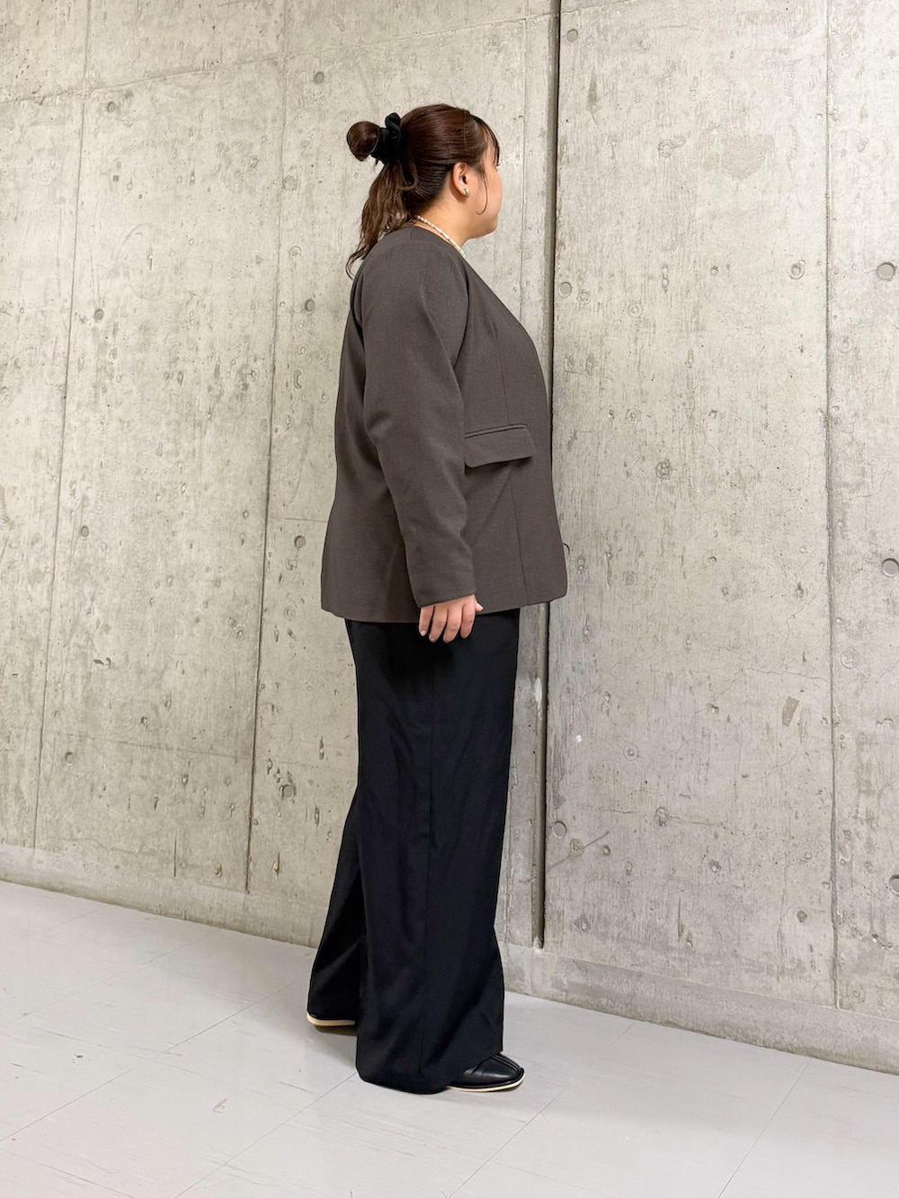 ホワイト系のTシャツ/カットソー、ブラウン系のノーカラージャケット、ブラック系のその他パンツを着用したレディースの冬コーディネートの2枚目の写真