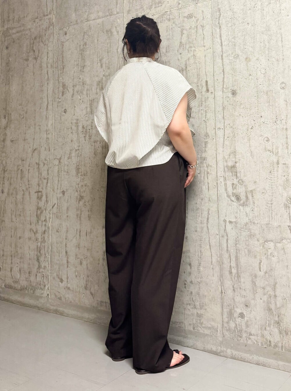 ブラウン系のセットアップ、レッド系のサンダル、ホワイト系のシャツ/ブラウスを着用したレディースの夏コーディネートの2枚目の写真