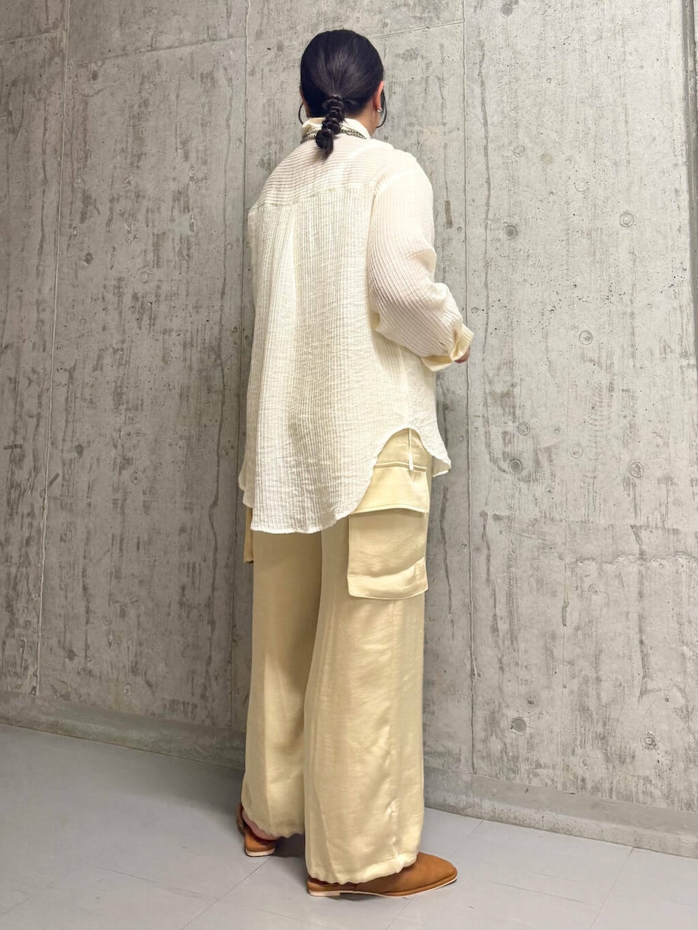 「シャツ、大人カジュアル、ストライプシャツ、カジュアル、オーバーサイズ、カーゴパンツ、kbf_ootd、KBF、フラットシューズ、ストライプ、パンツ、シアー、スエード、夏コーデ、夏」｜「KBFのサテンカーゴパンツ（その他パンツ、ベージュ系）」を使った、sakaiさん（レディース・158cm）の春コーディネートの3枚目の写真