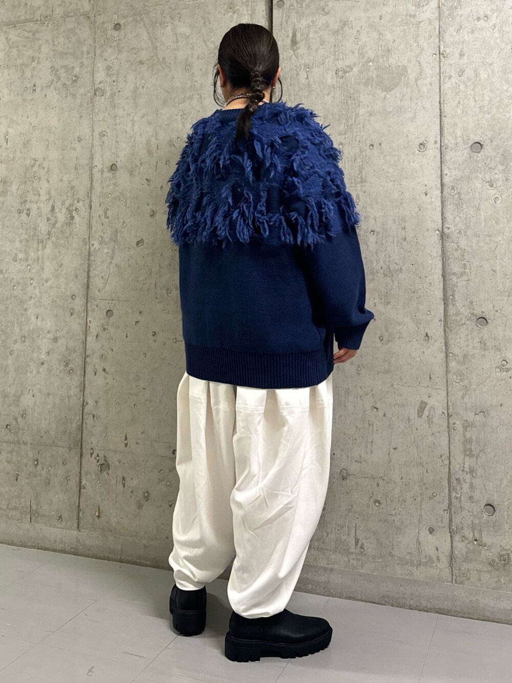 ブルー系のカーディガン/ボレロ、ホワイト系のその他パンツ、ブラック系のブーツを着用したレディースの冬コーディネートの3枚目の写真