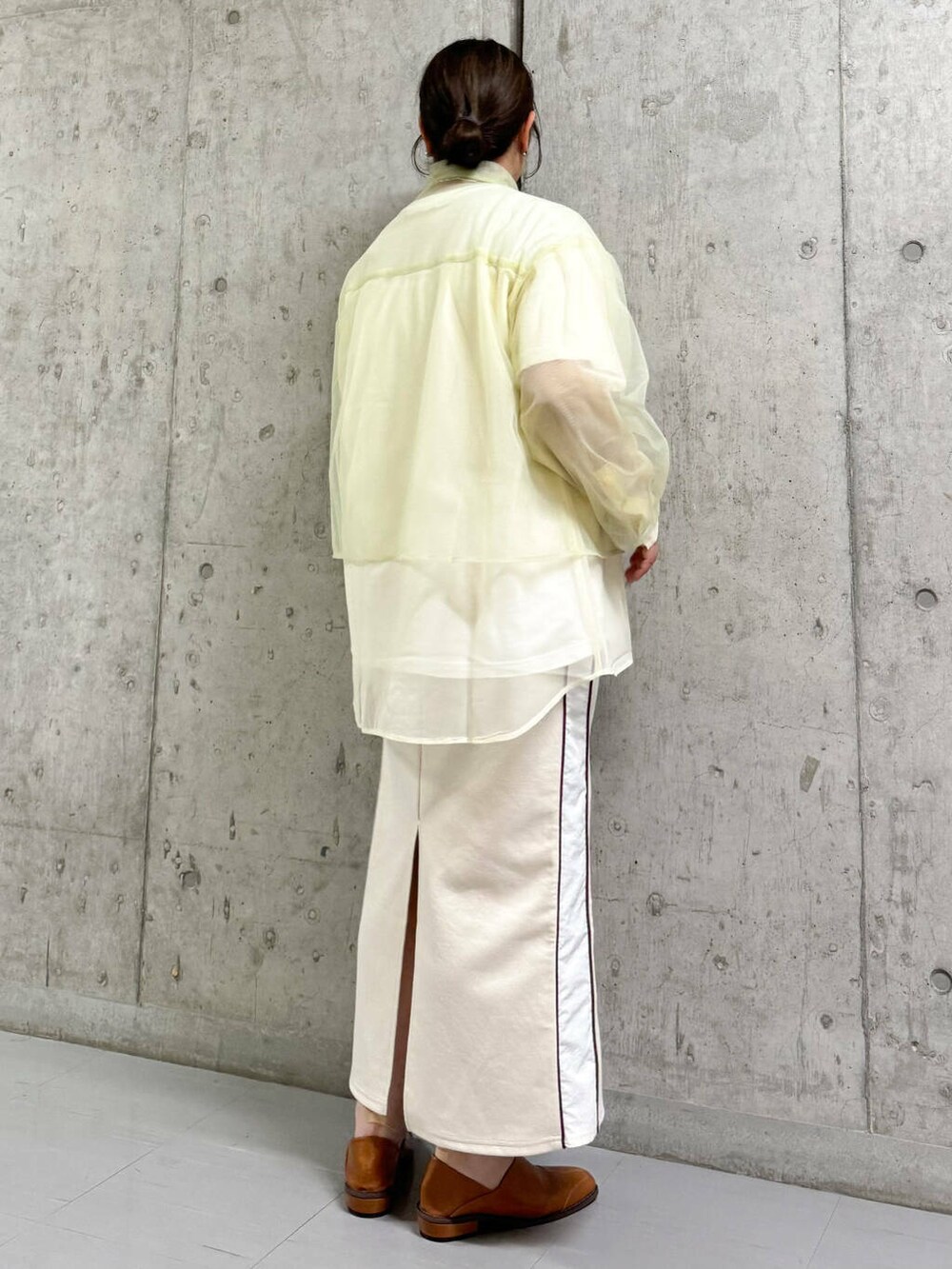 ホワイト系のスカート、イエロー系のその他シューズ、グリーン系のシャツ/ブラウスを着用したレディースの夏コーディネートの3枚目の写真