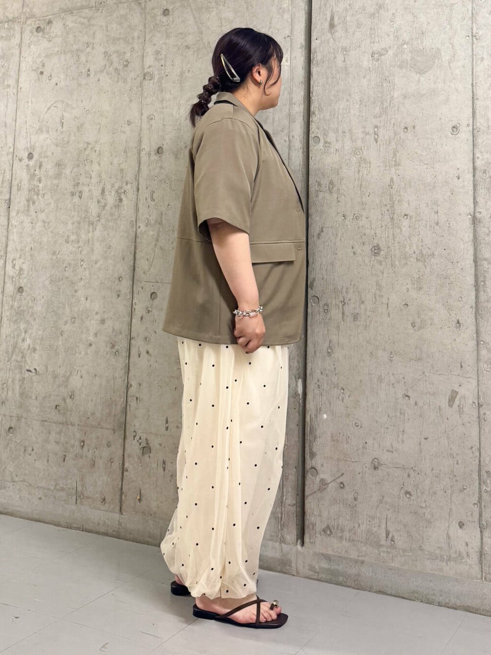 ホワイト系のTシャツ/カットソー、ブラウン系のサンダル、ブラウン系のその他アウターを着用したレディースの夏コーディネートの2枚目の写真