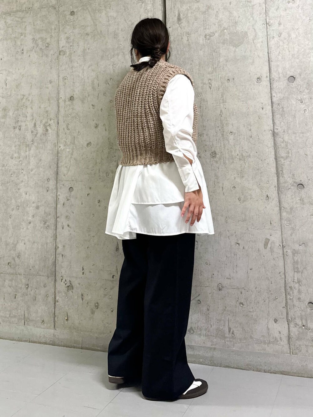 ホワイト系のワンピース、ブラック系のその他パンツ、イエロー系のニット/セーターを着用したレディースの秋コーディネートの2枚目の写真