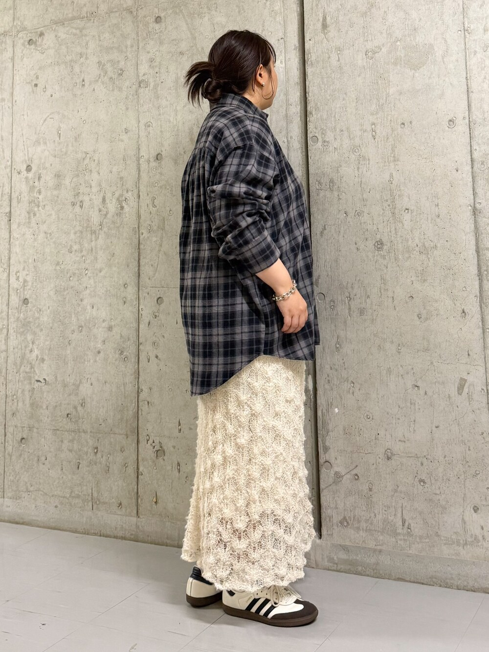 グレー系のシャツ/ブラウス、ホワイト系のスカートを着用したレディースの秋コーディネートの2枚目の写真