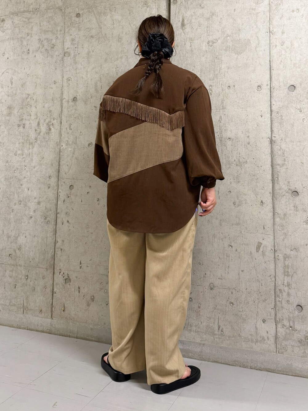 ブラウン系のシャツ/ブラウス、ベージュ系のその他パンツ、ブラック系のサンダルを着用したレディースの夏コーディネートの2枚目の写真