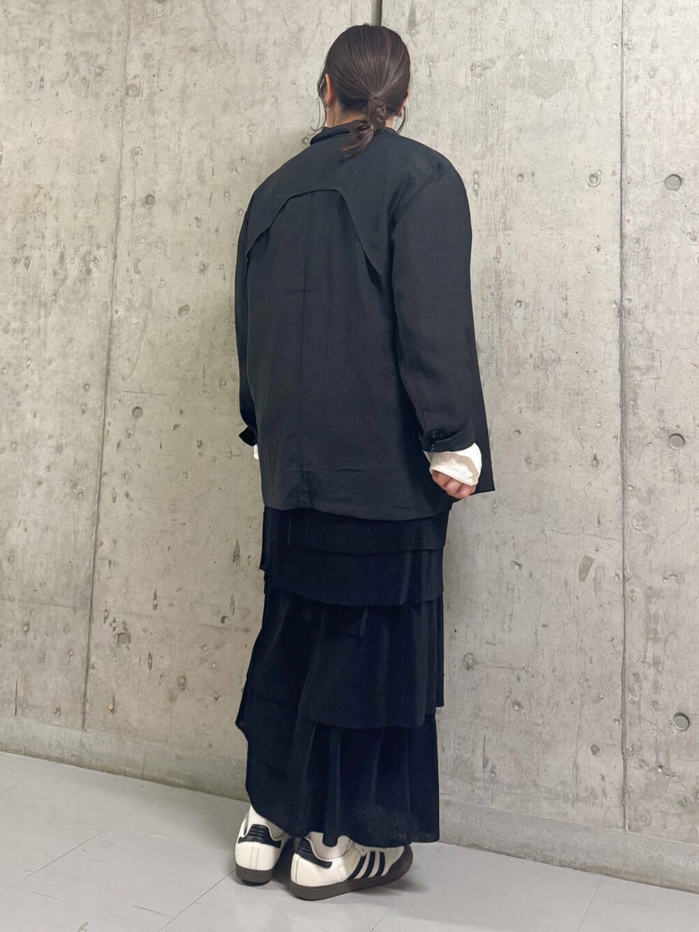 ホワイト系のTシャツ/カットソー、ブラック系のその他アウター、ブラック系のスカートを着用したレディースの春コーディネートの3枚目の写真