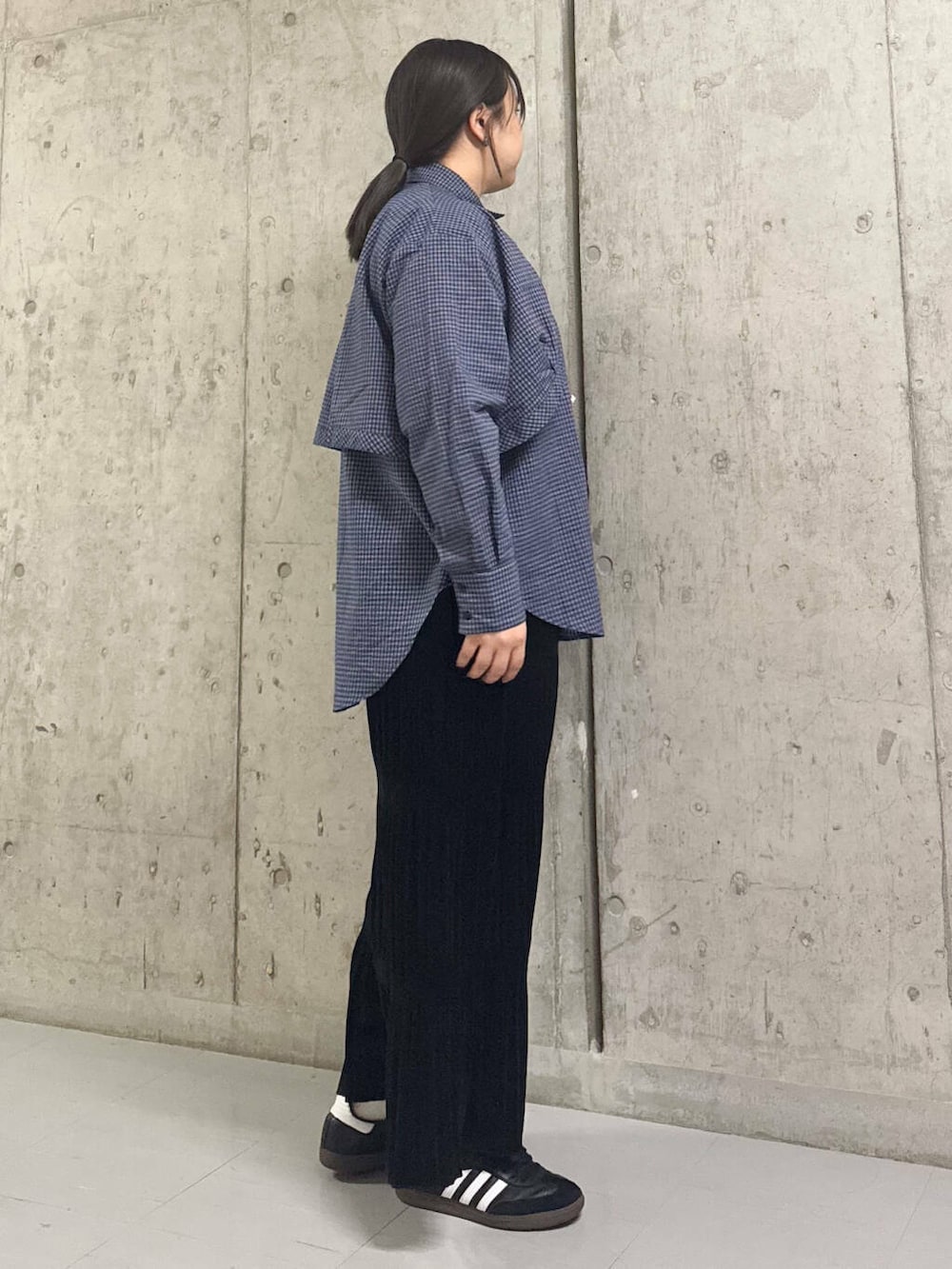 ブラック系のワンピース、ブルー系のシャツ/ブラウスを着用したレディースの冬コーディネートの2枚目の写真