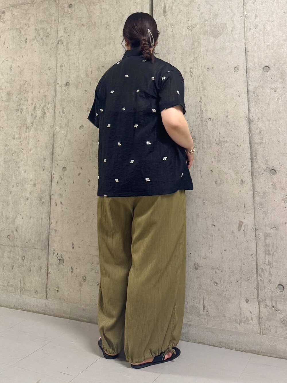 ブラック系のサンダル、グリーン系のサロペット/オーバーオール、ブラック系のシャツ/ブラウスを着用したレディースの夏コーディネートの3枚目の写真