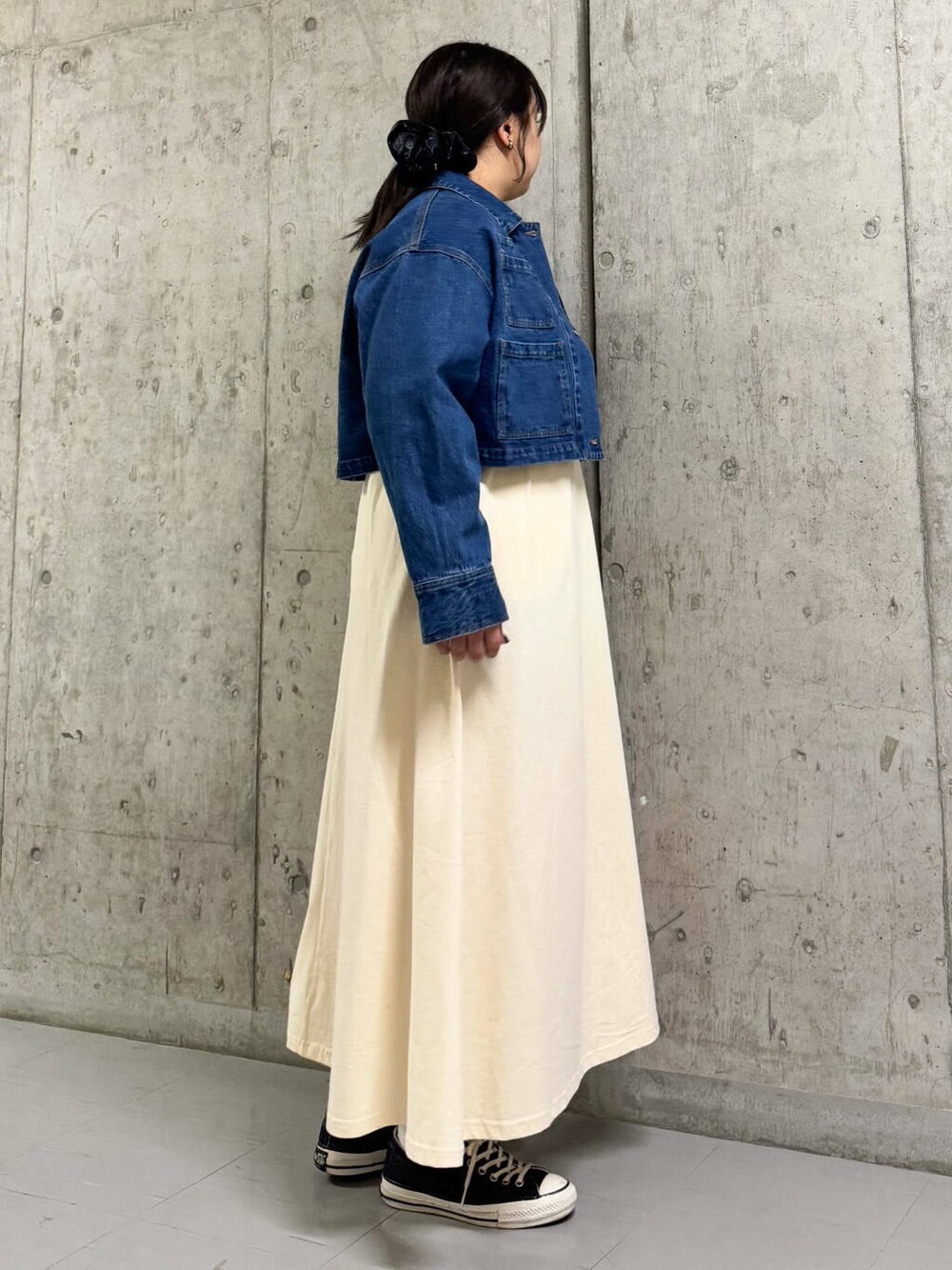 ブルー系のデニムジャケット、ホワイト系のワンピースを着用したレディースの春コーディネートの2枚目の写真