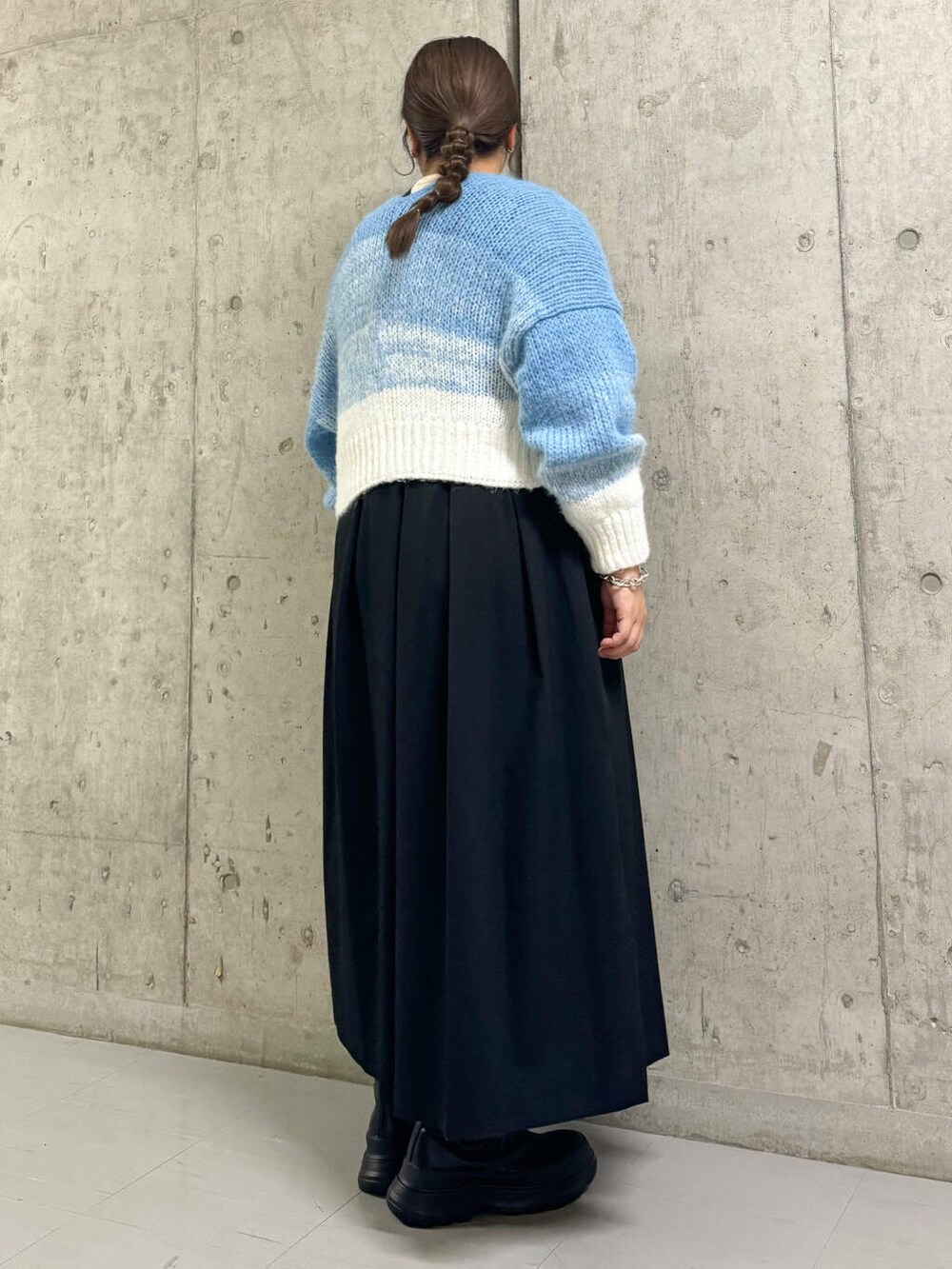 ブラック系のワンピース、ブラック系のブーツ、ホワイト系のカーディガン/ボレロを着用したレディースの秋コーディネートの3枚目の写真