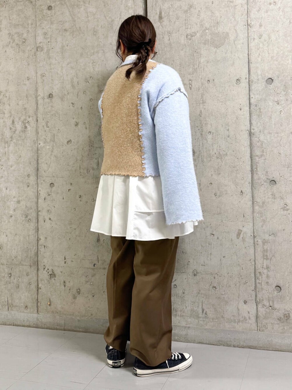 ホワイト系のワンピース、ブラウン系のその他パンツ、ベージュ系のニット/セーターを着用したレディースの冬コーディネートの3枚目の写真