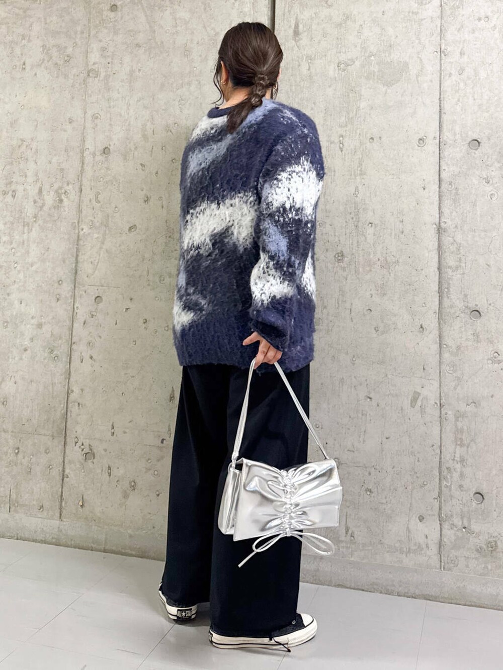 ブラック系のその他パンツ、ブルー系のニット/セーター、シルバー系のショルダーバッグを着用したレディースの冬コーディネートの3枚目の写真