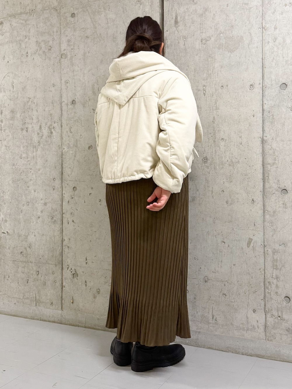 ブラウン系のワンピース、ホワイト系のその他アウター、ホワイト系のTシャツ/カットソーを着用したレディースの冬コーディネートの2枚目の写真