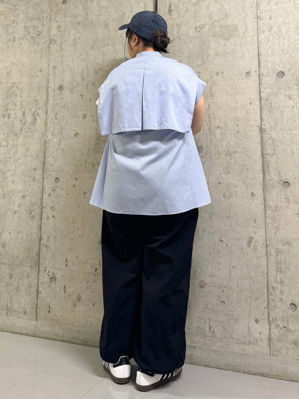 パープル系のシャツ/ブラウス、ブラック系のサロペット/オーバーオール、ブルー系のキャップを着用したレディースの夏コーディネートの2枚目の写真