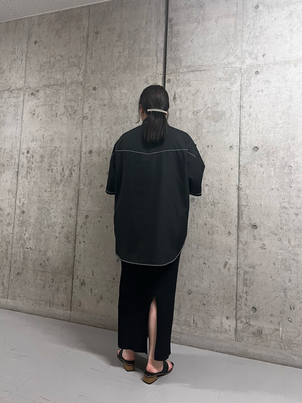 ブラック系のシャツ/ブラウス、ブラック系のスカート、ブラック系のサンダルを着用したレディースの夏コーディネートの2枚目の写真