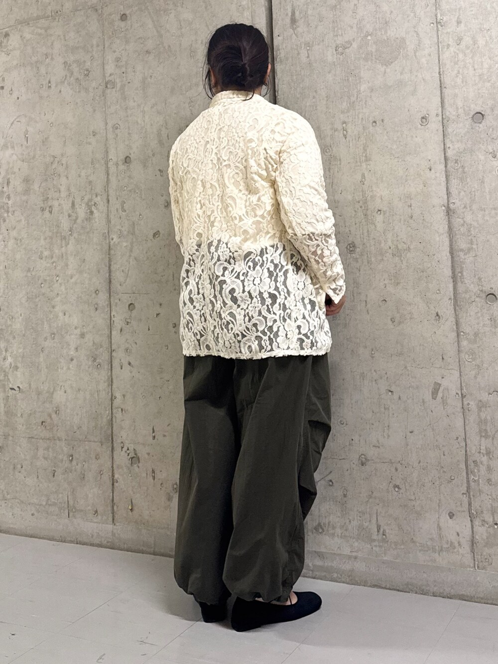 ホワイト系のその他アウター、イエロー系のTシャツ/カットソー、グリーン系のその他パンツを着用したレディースの夏コーディネートの3枚目の写真